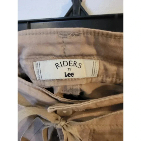 Lee Riders Tan Capri Pants - Picture 4 of 5